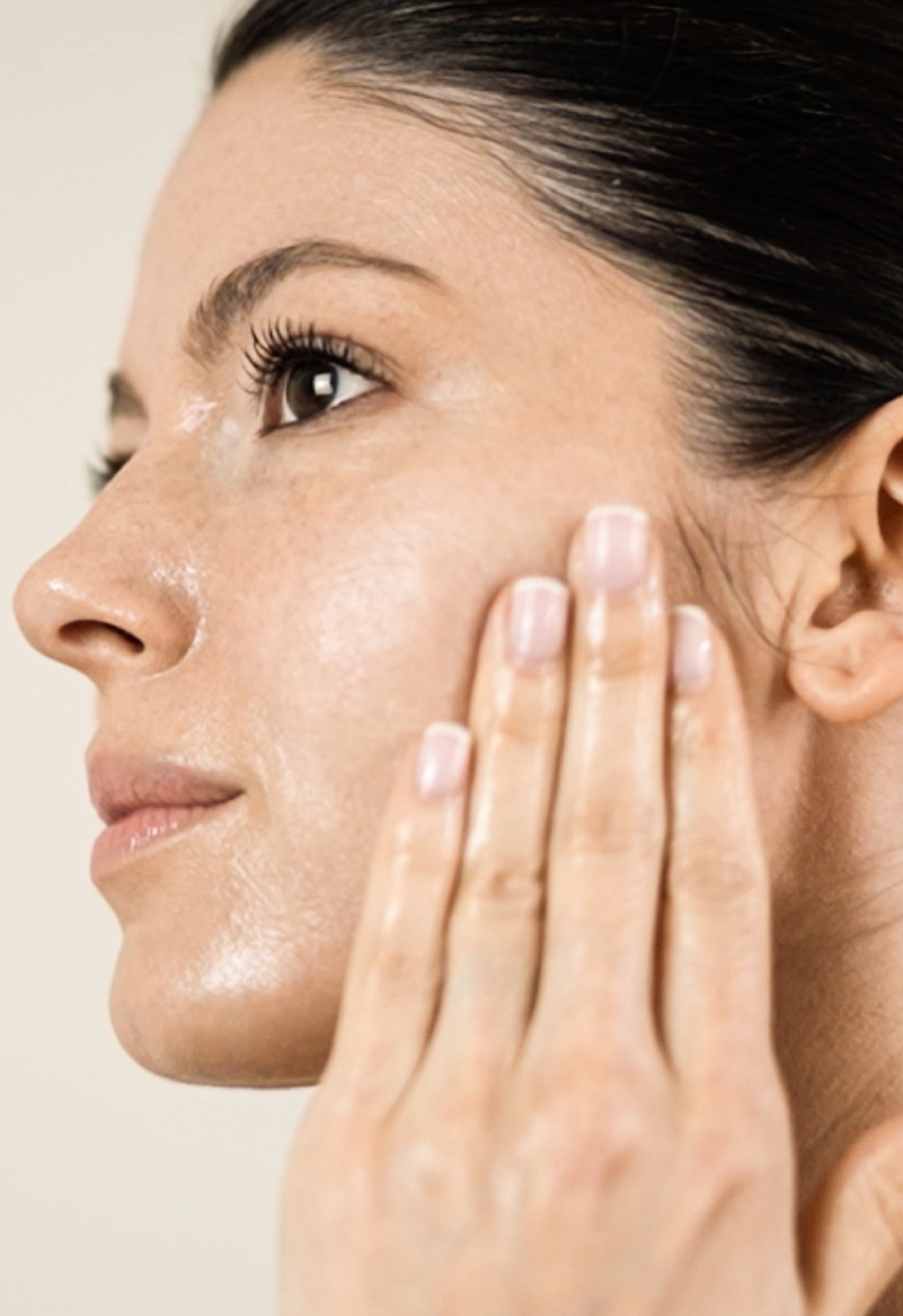 Massaging cleansing oil into the face