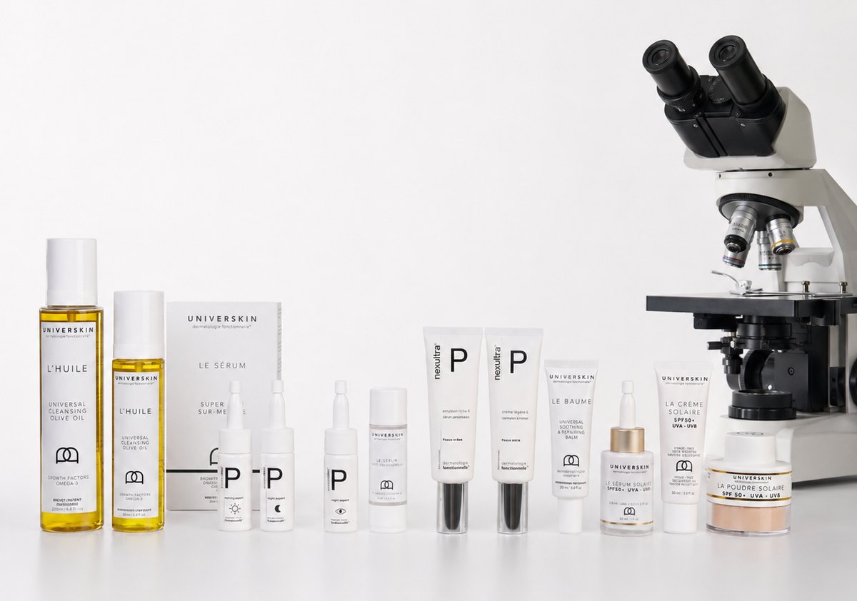 La gamme Universkin photographiée aux côtés d’un microscope de laboratoire