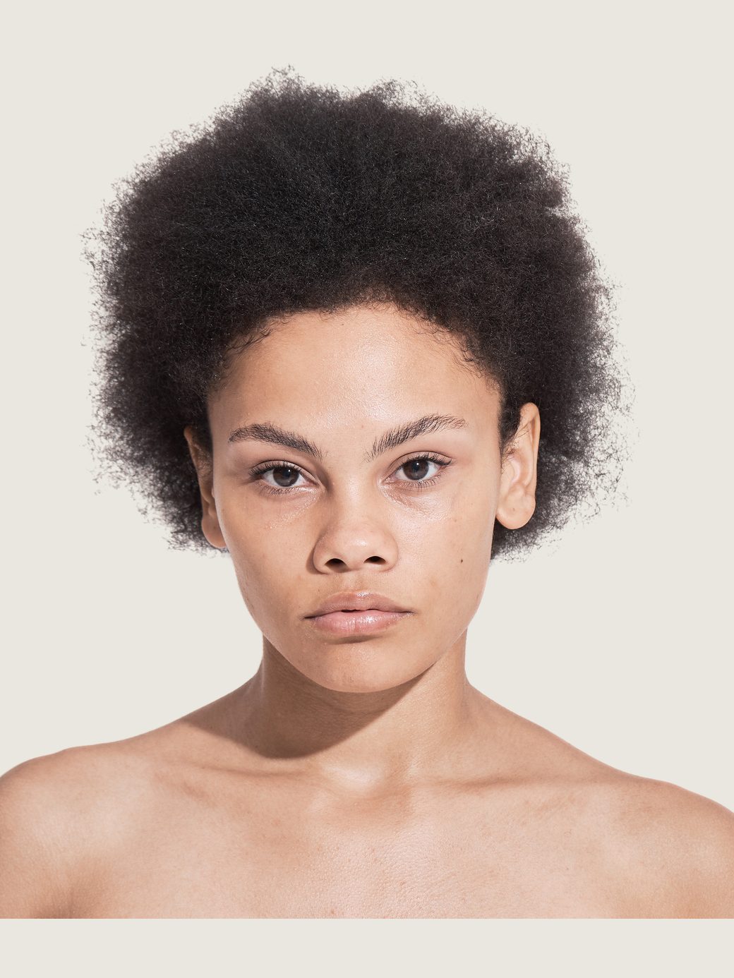 Retrato de una mujer joven con cabello afro natural
